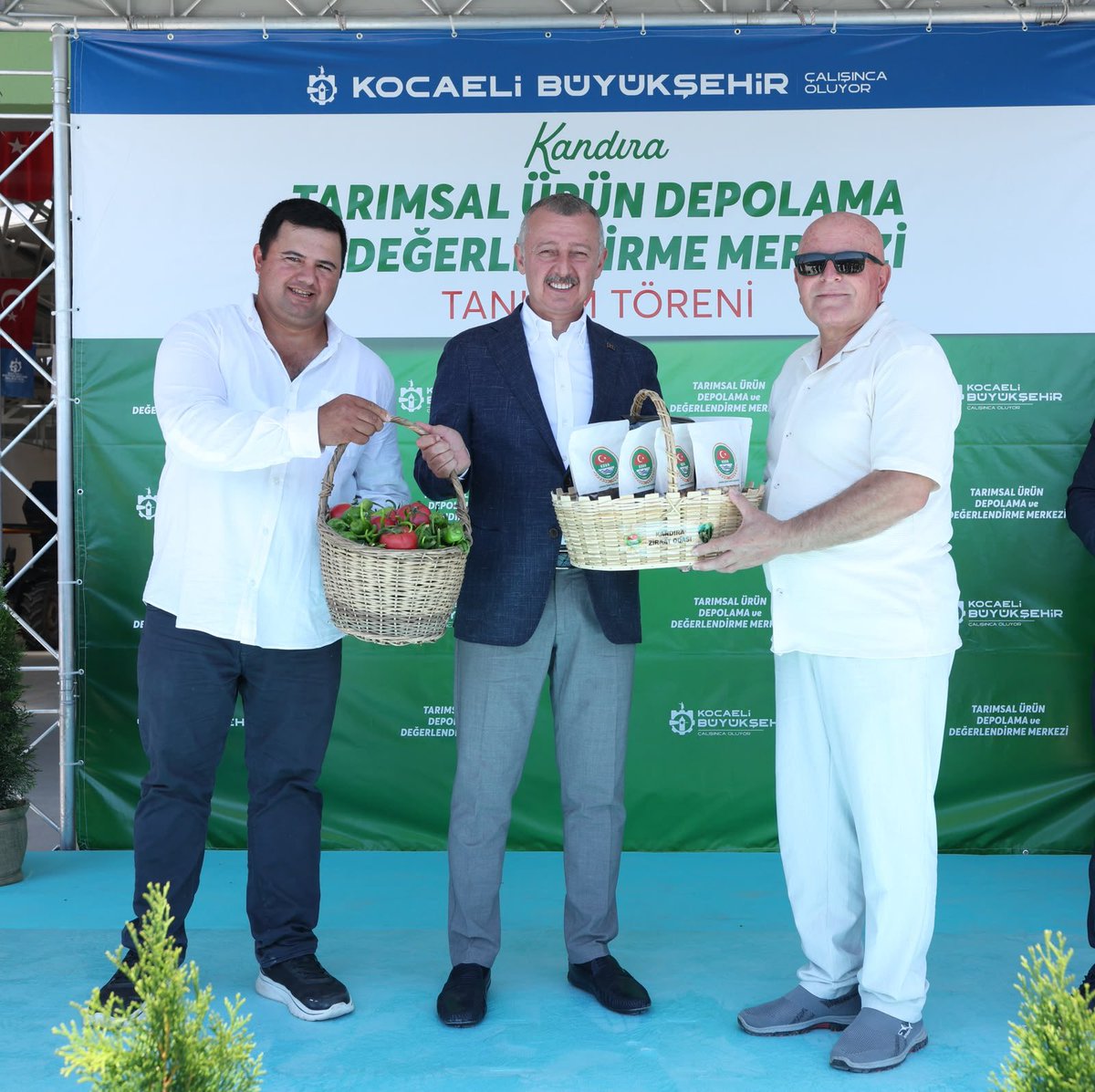 tahirbuyukakin's tweet photo. Çiftçilerimizin taleplerine kulak verdik; ürettikleri ürünlerin değerini koruyacak, güvenle depolanmasını sağlayacak önemli bir yatırımı daha hayata geçirdik.

Bugün tanıtımını gerçekleştirdiğimiz Kandıra Tarımsal Ürün Depolama ve Değerlendirme Merkezi, üreticimizin emeğini koruyan, tarımsal kalkınmayı güçlendiren stratejik bir yatırım.

Artık Kandıra’nın ürünü Kandıra’da değerlendirilecek. Çiftçimiz ürününü nakliye ve zaman kaybı yaşamadan doğrudan burada teslim edebilecek, emeğinin karşılığını daha güçlü şekilde alacak.

🔹69,4 milyon TL yatırım
🔹2.444 metrekare modern kapalı tesis
🔹Günlük 2.000 ton kapasiteli TMO alım noktası
🔹Fındık ve mısır için kurutma, kırma, kavurma ve paketleme altyapısı
🔹Afet anlarında lojistik merkez olarak kullanılabilecek çok amaçlı yapı

Üreticimizin yanında olmaya, toprağımızı üretimle buluşturmaya ve Kocaeli’nin tarımsal gücünü büyütmeye kararlılıkla devam edeceğiz. Kandıralı çiftçilerimize ve şehrimize hayırlı, bereketli olsun.