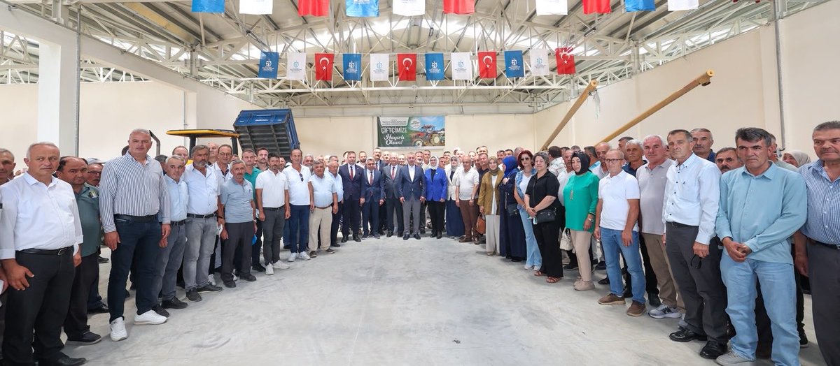 tahirbuyukakin's tweet photo. Çiftçilerimizin taleplerine kulak verdik; ürettikleri ürünlerin değerini koruyacak, güvenle depolanmasını sağlayacak önemli bir yatırımı daha hayata geçirdik.

Bugün tanıtımını gerçekleştirdiğimiz Kandıra Tarımsal Ürün Depolama ve Değerlendirme Merkezi, üreticimizin emeğini koruyan, tarımsal kalkınmayı güçlendiren stratejik bir yatırım.

Artık Kandıra’nın ürünü Kandıra’da değerlendirilecek. Çiftçimiz ürününü nakliye ve zaman kaybı yaşamadan doğrudan burada teslim edebilecek, emeğinin karşılığını daha güçlü şekilde alacak.

🔹69,4 milyon TL yatırım
🔹2.444 metrekare modern kapalı tesis
🔹Günlük 2.000 ton kapasiteli TMO alım noktası
🔹Fındık ve mısır için kurutma, kırma, kavurma ve paketleme altyapısı
🔹Afet anlarında lojistik merkez olarak kullanılabilecek çok amaçlı yapı

Üreticimizin yanında olmaya, toprağımızı üretimle buluşturmaya ve Kocaeli’nin tarımsal gücünü büyütmeye kararlılıkla devam edeceğiz. Kandıralı çiftçilerimize ve şehrimize hayırlı, bereketli olsun.