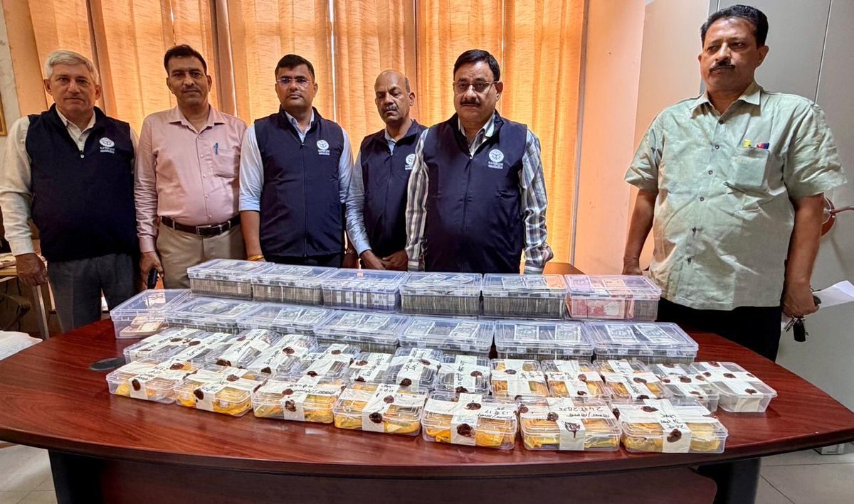 AshwiniUpadhyay's tweet photo. एक ARTO के पास 15 प्लॉट, 13 किलो सोना, 9 किलो चाँदी और करोड़ों कैश😳

भ्रष्टाचारियों की 100% संपत्ति जब्त करने, नागरिकता समाप्त करने और फाँसी देने के लिए कानून कब बनेगा?

@narendramodi @AmitShah https://t.co/aTj4J9Z2NN