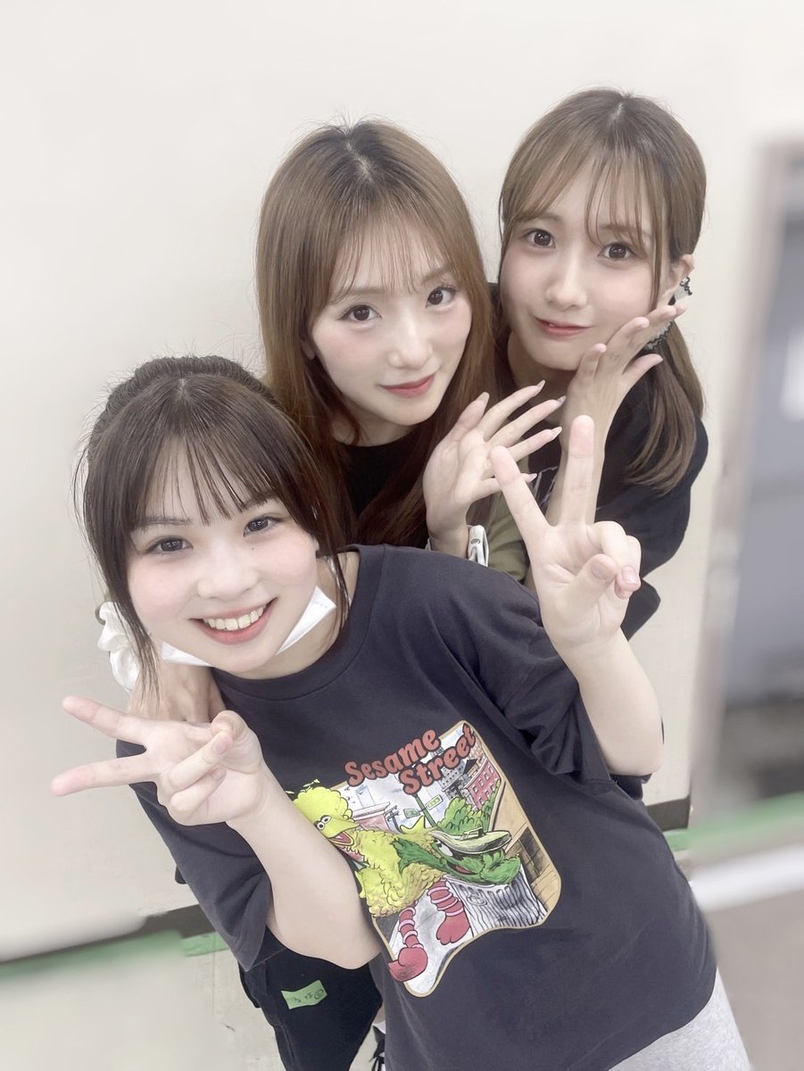 murase_honami's tweet photo. るぅがきてくれた♡♡
ダンス教えてくれて、苦戦してたところが良くなってきて嬉しい🥺

ダンスもお芝居もroundの皆とがんばってるよ！！
カウントダウン動画もぜひみてねっ
 #とある舞台2026
 #ちーむらうんど https://t.co/6UJcSl9otj