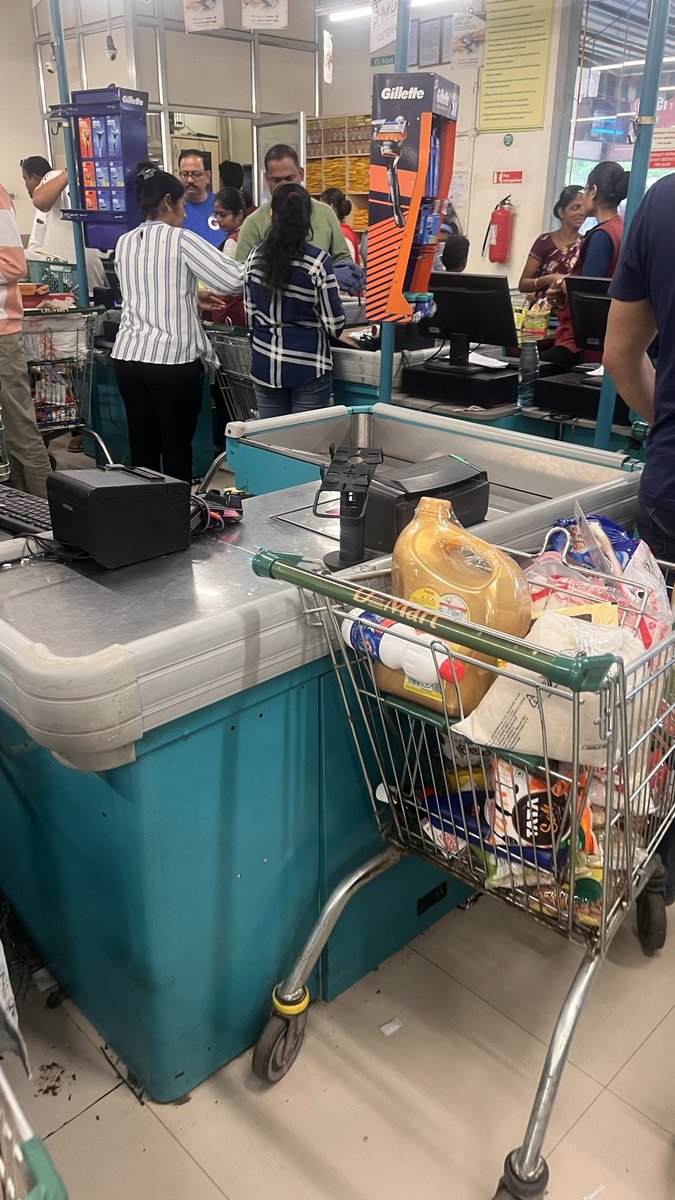 PrashantMusmad1's tweet photo. @AvenueDmart At CSN MH darga chowks huge rush but most of the bills counters are not working. https://t.co/Vv1AiCCaiA
