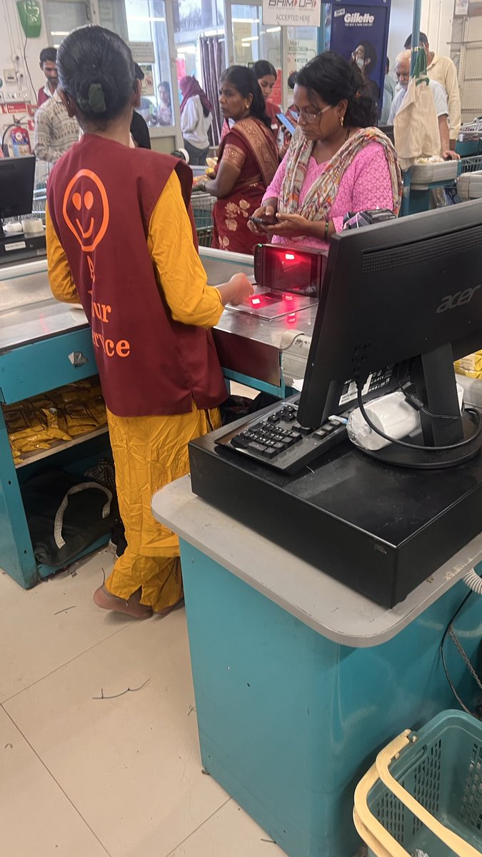 PrashantMusmad1's tweet photo. @AvenueDmart At CSN MH darga chowks huge rush but most of the bills counters are not working. https://t.co/Vv1AiCCaiA