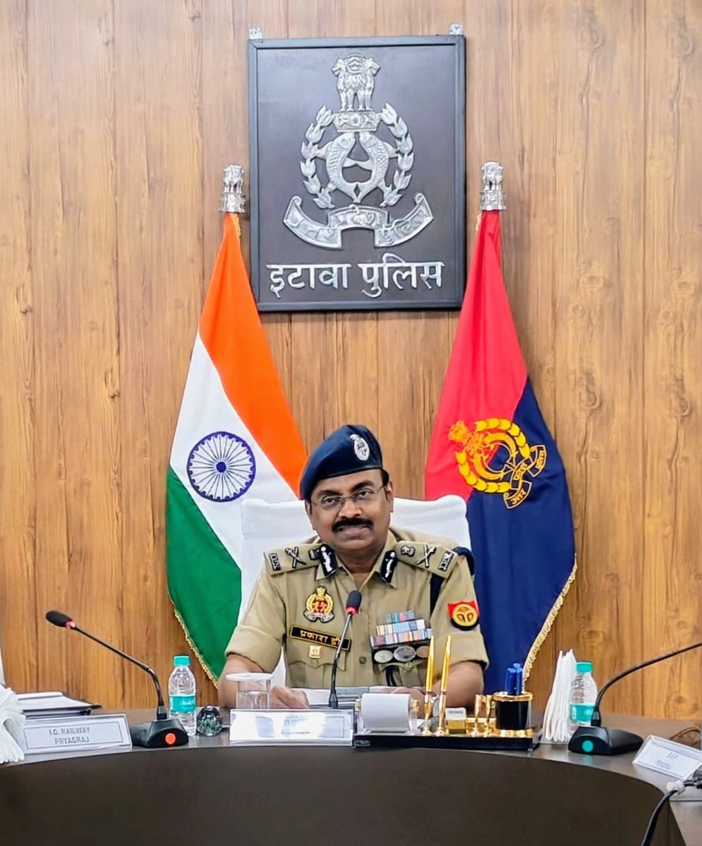 prakashdips's tweet photo. Review of Railway Security issues at Etawah attended by officers of GRP, RPF &amp; District Police.
A responsive security network with mobility &amp; flexibility discussed.
Reduction in theft,drugging,stone pelting incidents expected in future.
#RailwaySecurityIssues https://t.co/nXzvXngZdN