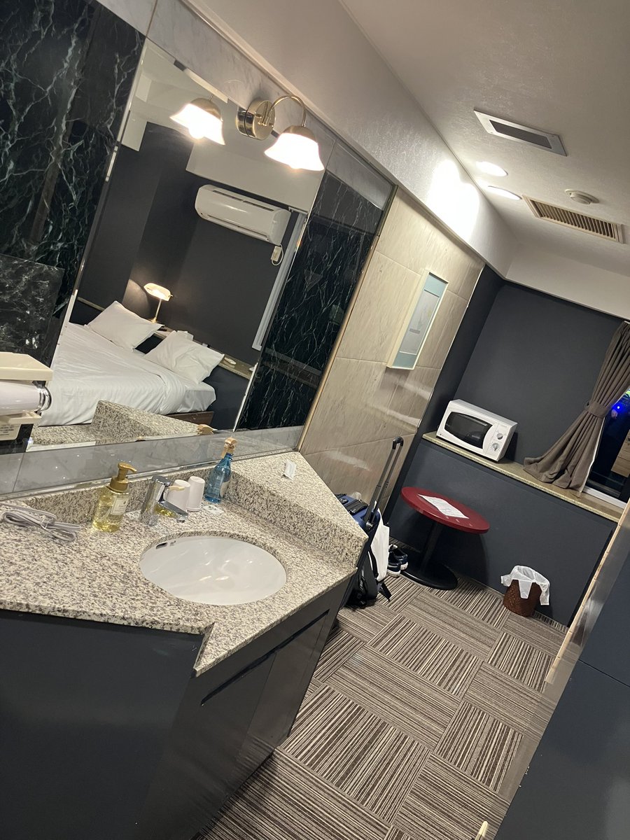 BBAassoluto's tweet photo. ビジホだと思って予約したらラブホだった https://t.co/4gy7snZs7J