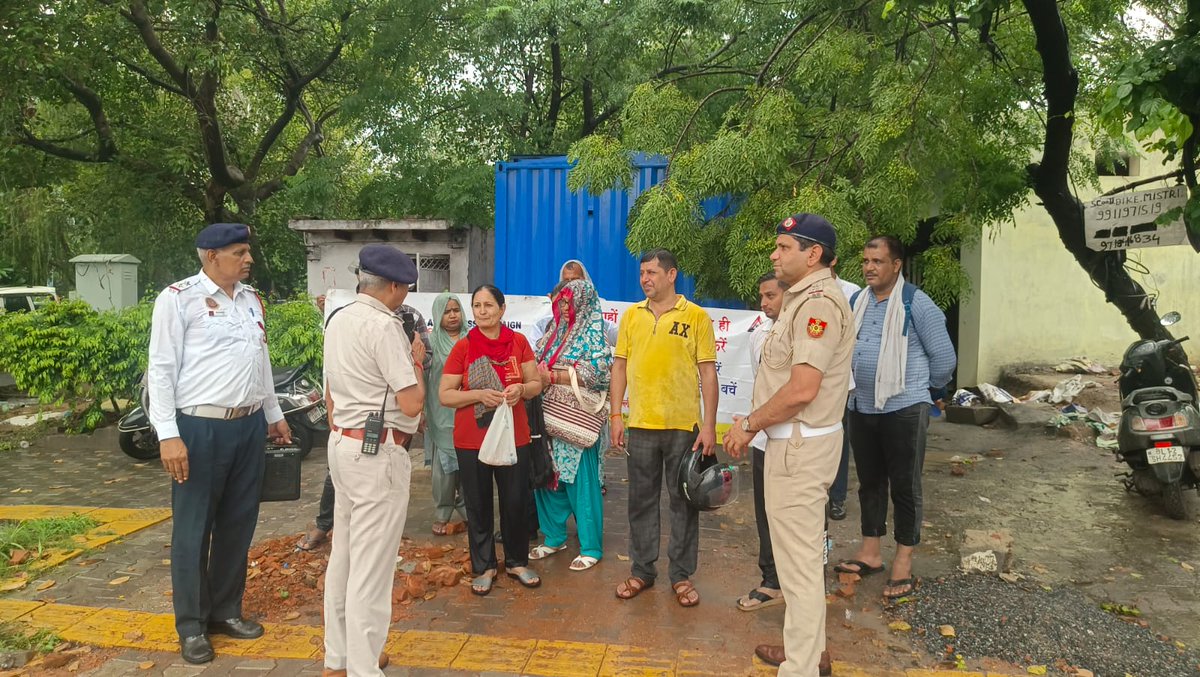 dcptcr's tweet photo. #TrafficPathshala conducted at Chandgiram Akhada, where Road Safety Team educated commuters on traffic laws and safe driving. While violators were counselled, Law‑abiding road users were presented with small appreciation gifts.
@LtGovDelhi @CPDelhi @TI_Civillines @dtptraffic https://t.co/fflI1W91nc