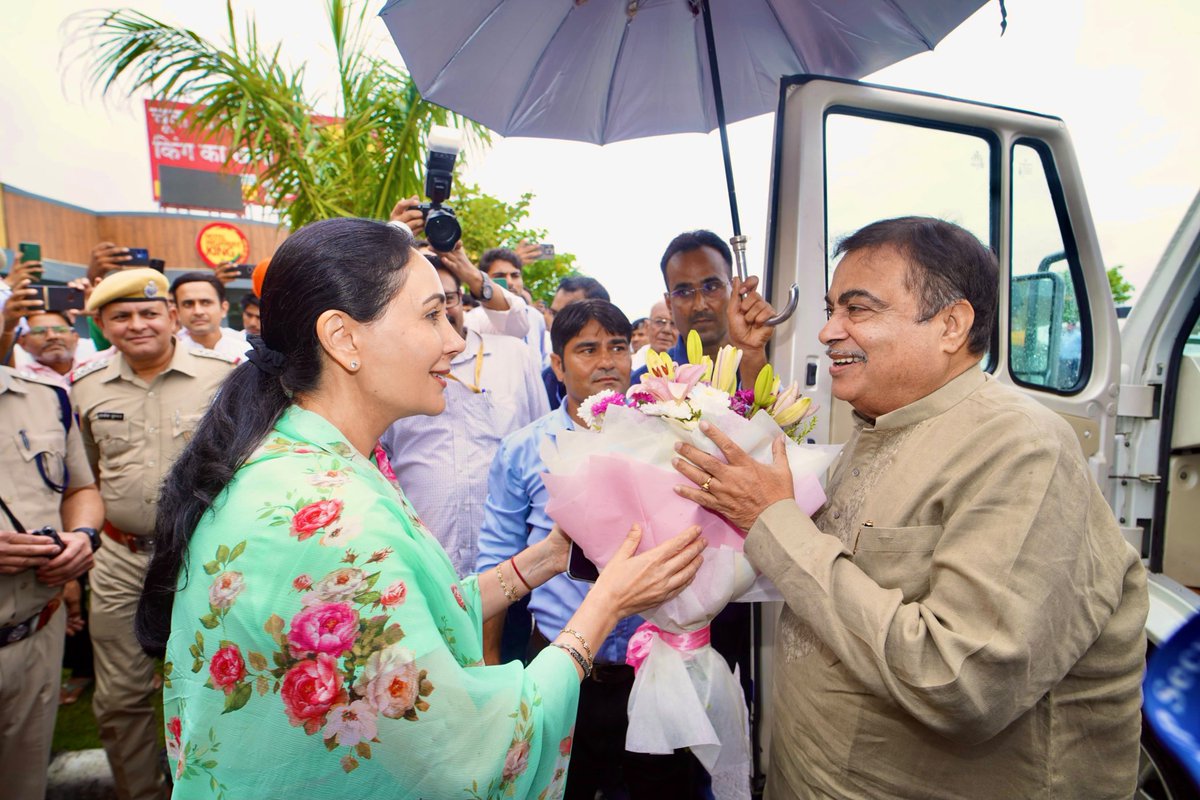 KumariDiya's tweet photo. आज अलवर जिले के पिनान स्थित दिल्ली-मुंबई एक्सप्रेसवे पर माननीय केंद्रीय सड़क परिवहन एवं राजमार्ग मंत्री आदरणीय श्री @nitin_gadkari जी का राजस्थान की पावन धरा पर आत्मीय स्वागत एवं अभिनंदन किया।

इस अवसर पर माननीय मंत्री जी के साथ @MORTHIndia एवं भारतीय राष्ट्रीय राजमार्ग प्राधिकरण @NHAI_Official द्वारा दिल्ली-मुंबई एक्सप्रेसवे की समीक्षा बैठक में सहभागिता की। इस दौरान एक्सप्रेसवे को और अधिक सुरक्षित, आधुनिक एवं यात्री-सुविधा केंद्रित बनाने हेतु किए जा रहे विभिन्न विकास कार्यों की विस्तृत जानकारी प्राप्त की।

यशस्वी प्रधानमंत्री श्री @narendramodi जी के दूरदर्शी नेतृत्व में देश में विश्वस्तरीय सड़क अवसंरचना का अभूतपूर्व विस्तार हो रहा है। दिल्ली-मुंबई एक्सप्रेसवे जैसे आधुनिक संपर्क मार्ग राजस्थान सहित पूरे देश में विकास, निवेश, पर्यटन और सुगम आवागमन को नई गति प्रदान कर रहे हैं।

#Rajasthan