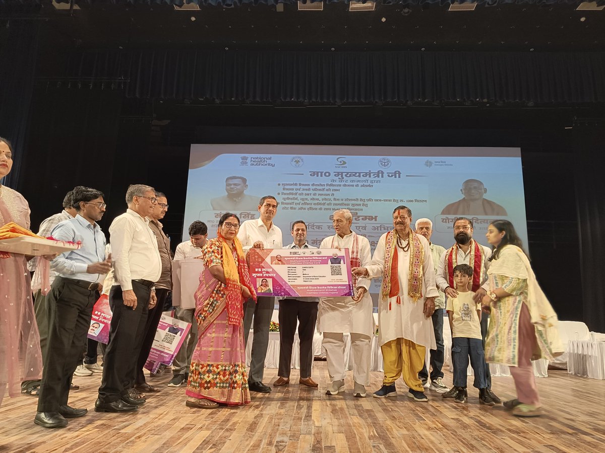 DMMathura1's tweet photo. माननीय मंत्री गन्ना विकास एवं चीनी मिलें श्री लक्ष्मी नारायण चौधरी जी एवं माननीय विधायक बल्देव श्री पूरन प्रकाश जी के साथ शिक्षकों को मुख्यमंत्री शिक्षक कैशलेस चिकित्सा योजना के प्रतीकात्मक हेल्थ कार्ड वितरण किए।

@UPGovt @myogiadityanath
@CMOfficeUP @InfoDeptUP https://t.co/LVz9AJ7km2