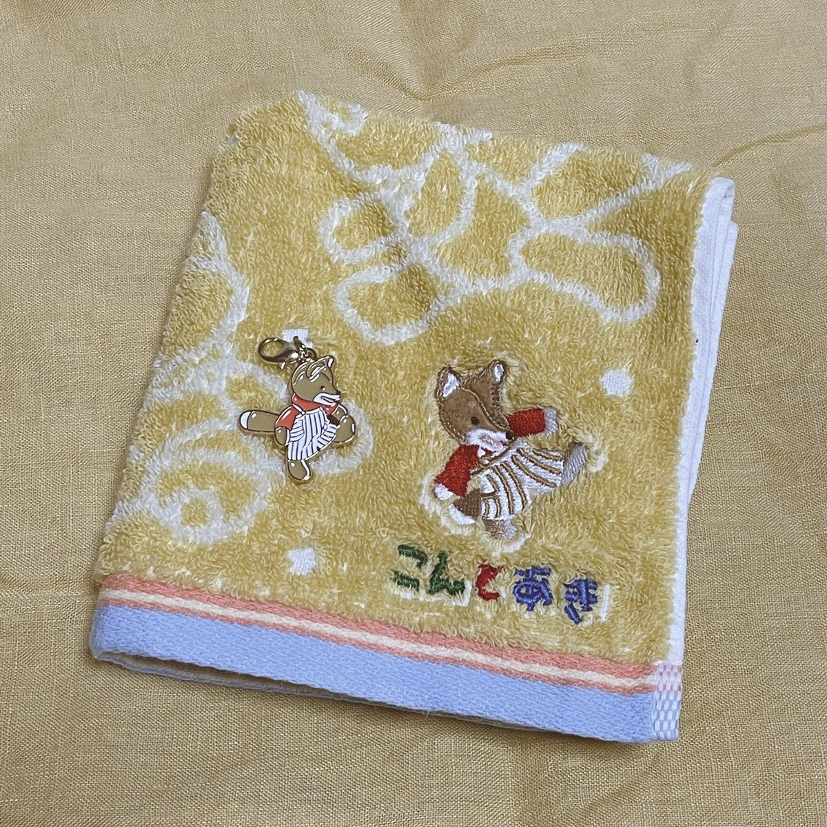 setoo_129's tweet photo. つい先日も『こんとあき』をふと読み直して、ほろりと涙したところでした。
私が人生で見てきた絵の中で、最もあたたかい絵が林明子さんの絵です。1ミリもヒンヤリが無い、あたたかなまなざしと気持ち。
だいじょうぶ　だいじょうぶ。
あたたかな絵とお話を、ありがとうございました。 https://t.co/A6DQeLTAuQ