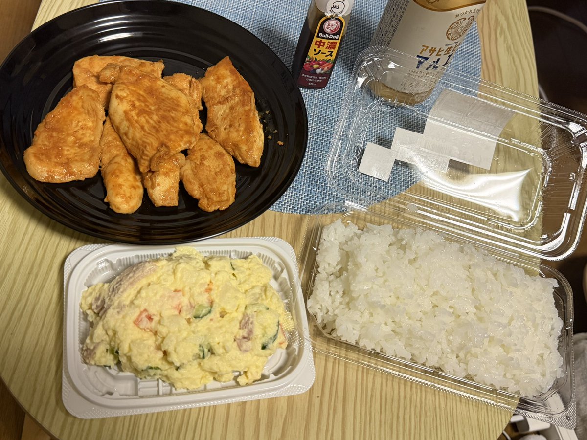 anna__sun_s's tweet photo. 味付け済みのお肉焼いて食べる毎日。
野菜も意識しないと食べないもんだね… https://t.co/3fToizXZNE