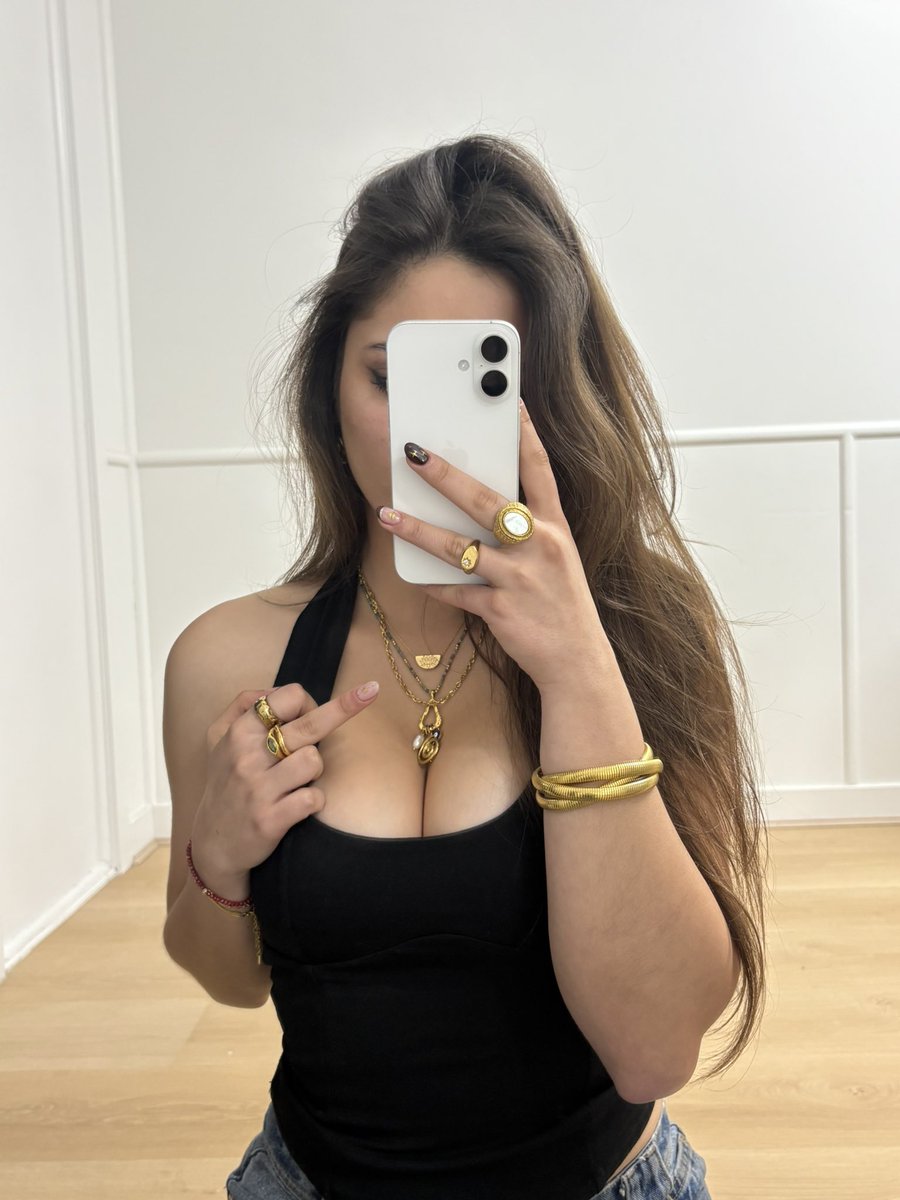 G0DDESS_CLE0's tweet photo. this finger owns you now. get on your knees https://t.co/gEablTQ7P5