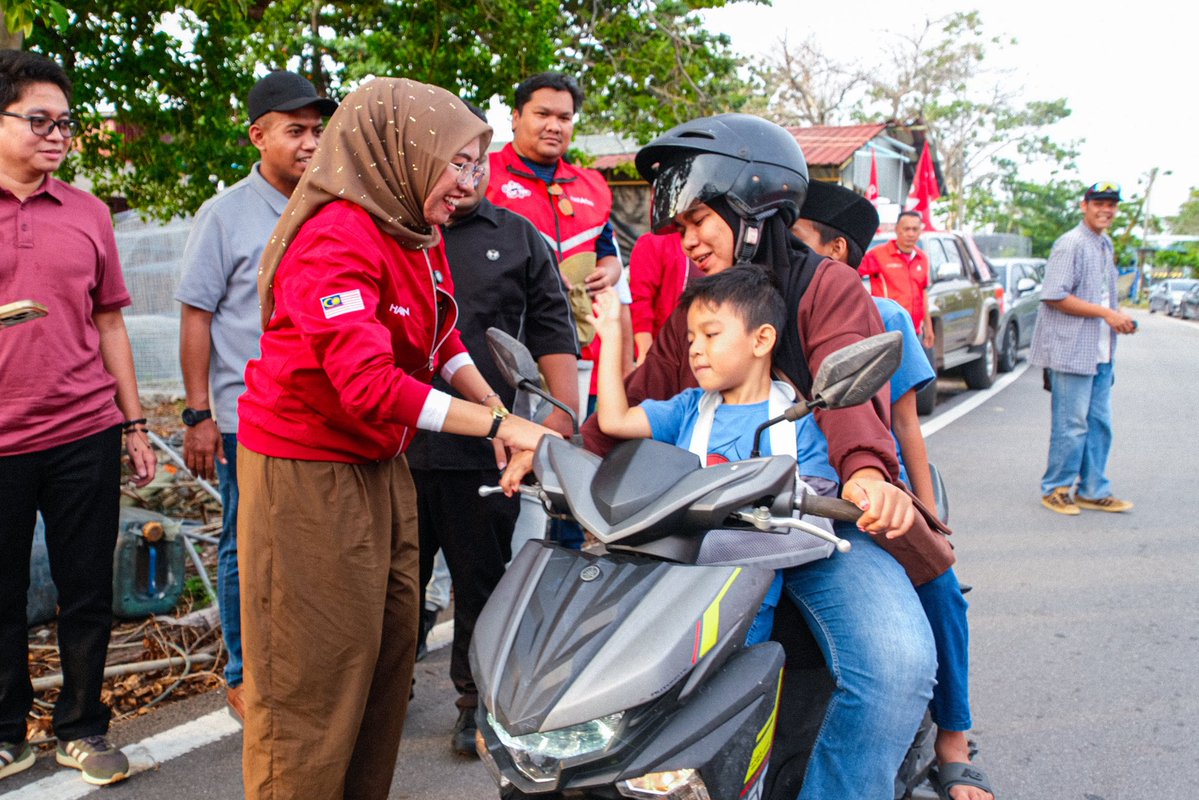 AdamAdli's tweet photo. Dalam perjalanan ke Bukit Batu, kami singgah sebentar di Sungai Balang.

Di sini ada seorang anak tempatan yang memilih untuk pulang dan berbakti kepada tanah kelahirannya. Bagi ramai warga Sungai Balang, Sdri. Soraya bukan sekadar seorang calon, tetapi juga lambang harapan bahawa pendidikan dan pengalaman mampu diterjemahkan kepada khidmat untuk masyarakat.

Pada usia 31 tahun, “Akak Kapal”, graduan Kejuruteraan Maritim dari Universiti Southampton, membawa gabungan ilmu, pengalaman dan semangat untuk mengemudi N.16 Sungai Balang ke arah masa depan yang lebih baik.

Insya-Allah, Sabtu ini, buat seluruh warga Sungai Balang, berikan sokongan anda buat Calon No. 3, Soraya Badaruddin.

Johor Ke Depan. Undi HARAPAN! 🔺🚩

#PakatanHARAPAN
