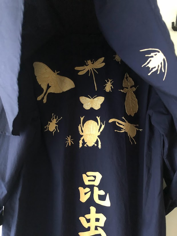 mghnsos's tweet photo. 昆虫大学に向けて、今年のオシャ虫は何作る？と計画中の我が家。入学から8年の歴史を振り返り中。

というわけで(どういうわけで？）、娘が大好きな昆虫ヤンキー先輩オマージュ@panchichi3 の特攻服の作り方を置いておきます。（4枚目の写真の男性はパパです）
https://t.co/fAiXkZWbkF https://t.co/N9mVqB9gs3