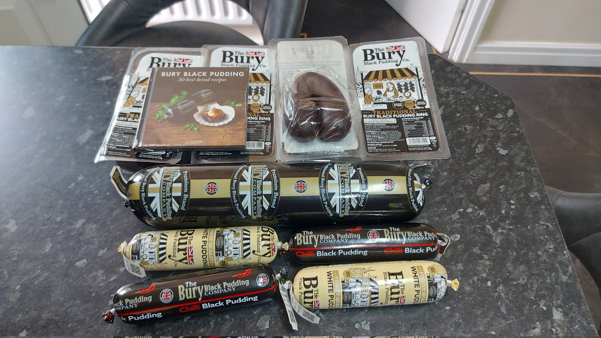 TheLoneHeckler's tweet photo. A couple of days ago I posted a picture of my breakfast... toasted roll with black pudding and fried eggs.
The people @buryblackpudco liked the picture and when I told them it was actually their product, they asked for my contact details....
Today this turned up.
Just WOW!!! https://t.co/MF4kgz33Ol