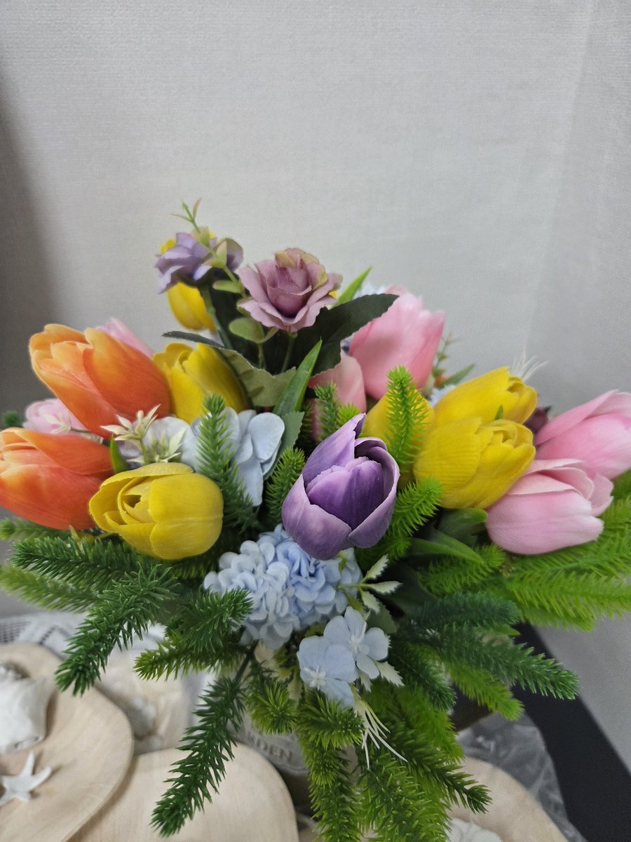 labendeo8's tweet photo. 🌷🌸 알록달록 피어난 꽃들이 
각기 다른 색이지만 함께 어우러져 더 아름다운 모습처럼, 우리도 서로를 이해하고 사랑하며 살아가면 세상이 더욱 따뜻해질 것 같습니다. 😊🌿
#꽃스타그램 #튤립 #꽃꽂이 #봄의향기 #힐링  #꽃사랑 #좋은하루 🌷🌸💐 https://t.co/s2hnWjSgvW