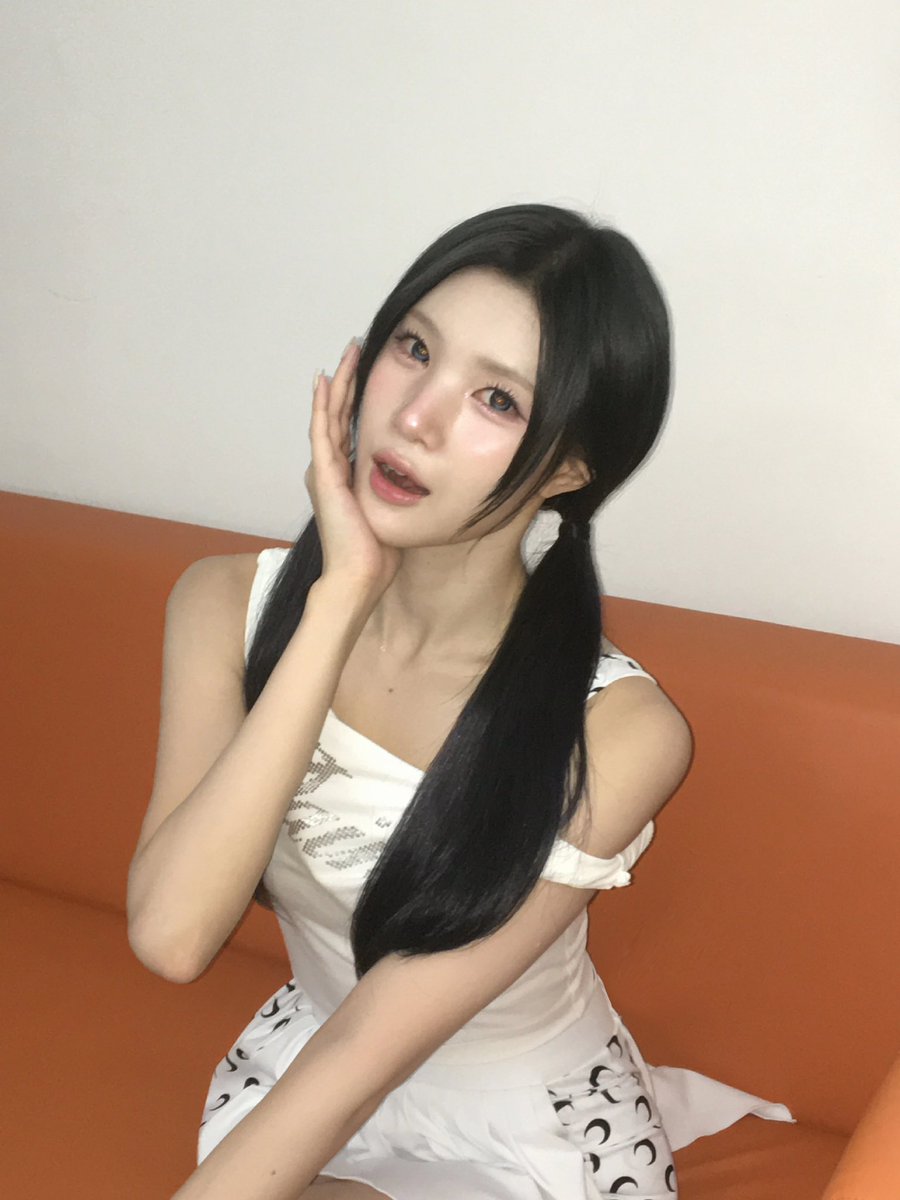 H2H_NEWS's tweet photo. 260708 JUUN WEVERSE POST

“👧 Pigtails… hehe. Pigtails… 👧”

#Hearts2Hearts #하츠투하츠 #H2H @Hearts2Hearts https://t.co/X4Eh4EIDQF