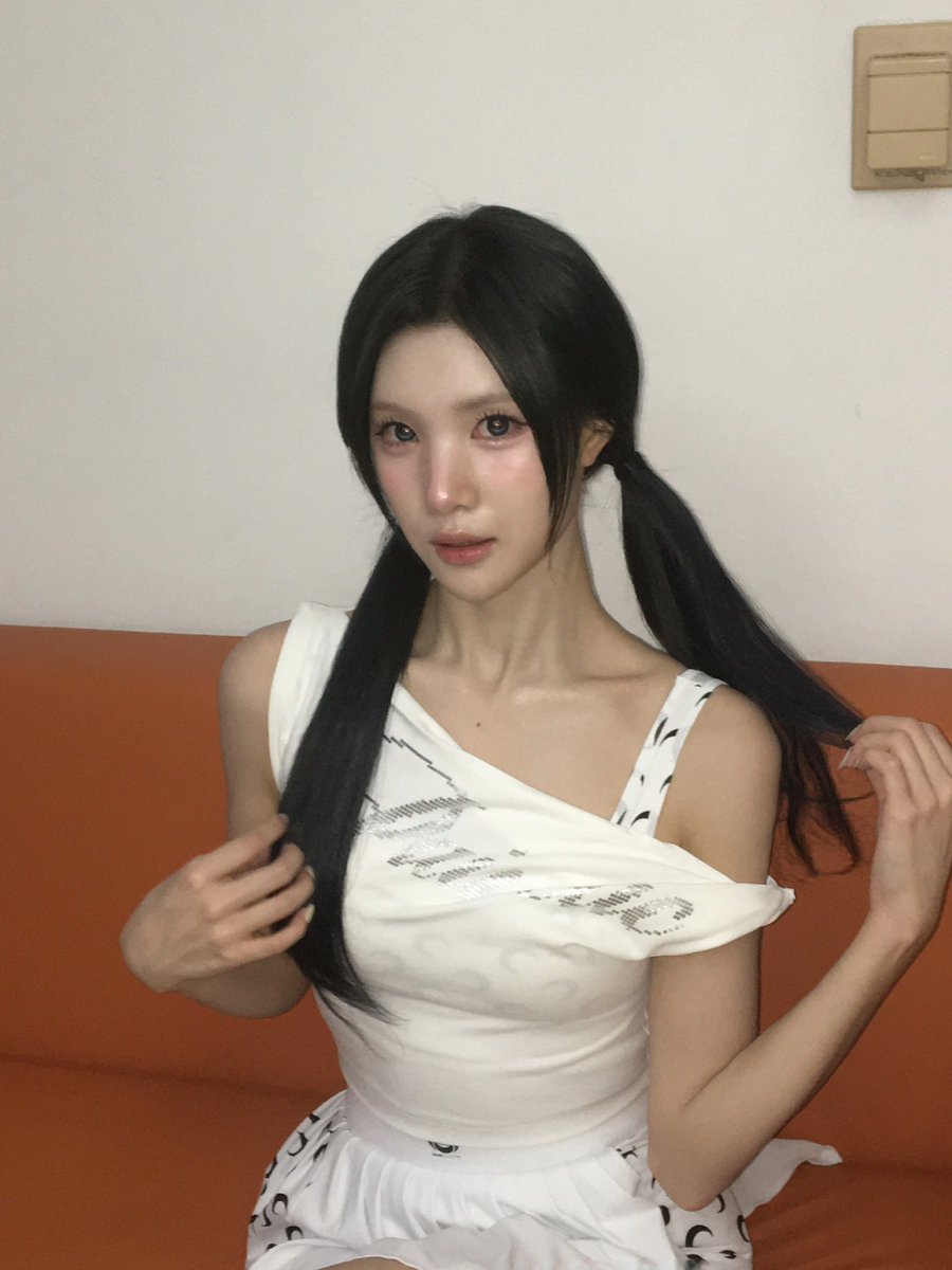 H2H_NEWS's tweet photo. 260708 JUUN WEVERSE POST

“👧 Pigtails… hehe. Pigtails… 👧”

#Hearts2Hearts #하츠투하츠 #H2H @Hearts2Hearts https://t.co/X4Eh4EIDQF