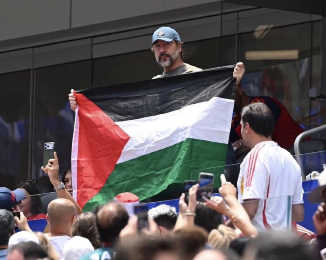 rafalozzz's tweet photo. 📲 JAVIER BARDEM alzó una BANDERA PALESTINA en el partido ESPAÑA vs AUSTRIA. https://t.co/XM7g0iy0jc
