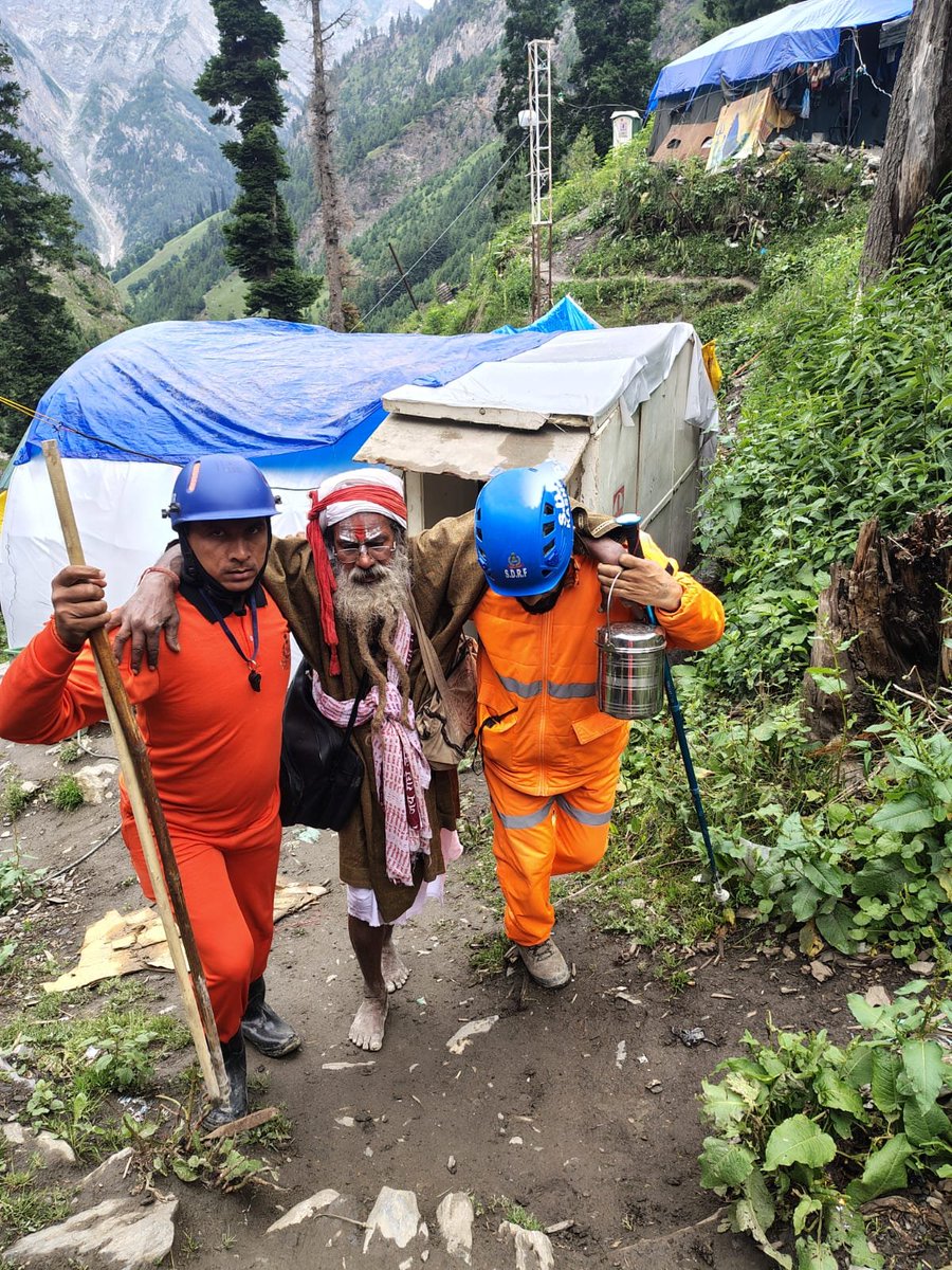 SSBSHQSRINAGAR's tweet photo. #SSB MRT, with #SDRF, swiftly rescued Laxmi Mukhiy (64), Ayodhya, at #Railpathri after he developed breathing distress. Following immediate pre-hospital treatment (PHT), he was safely evacuated to the State Medical Camp, Railpathri.
Answering Every Call. Protecting Every Life. https://t.co/DPiR7lYDFv