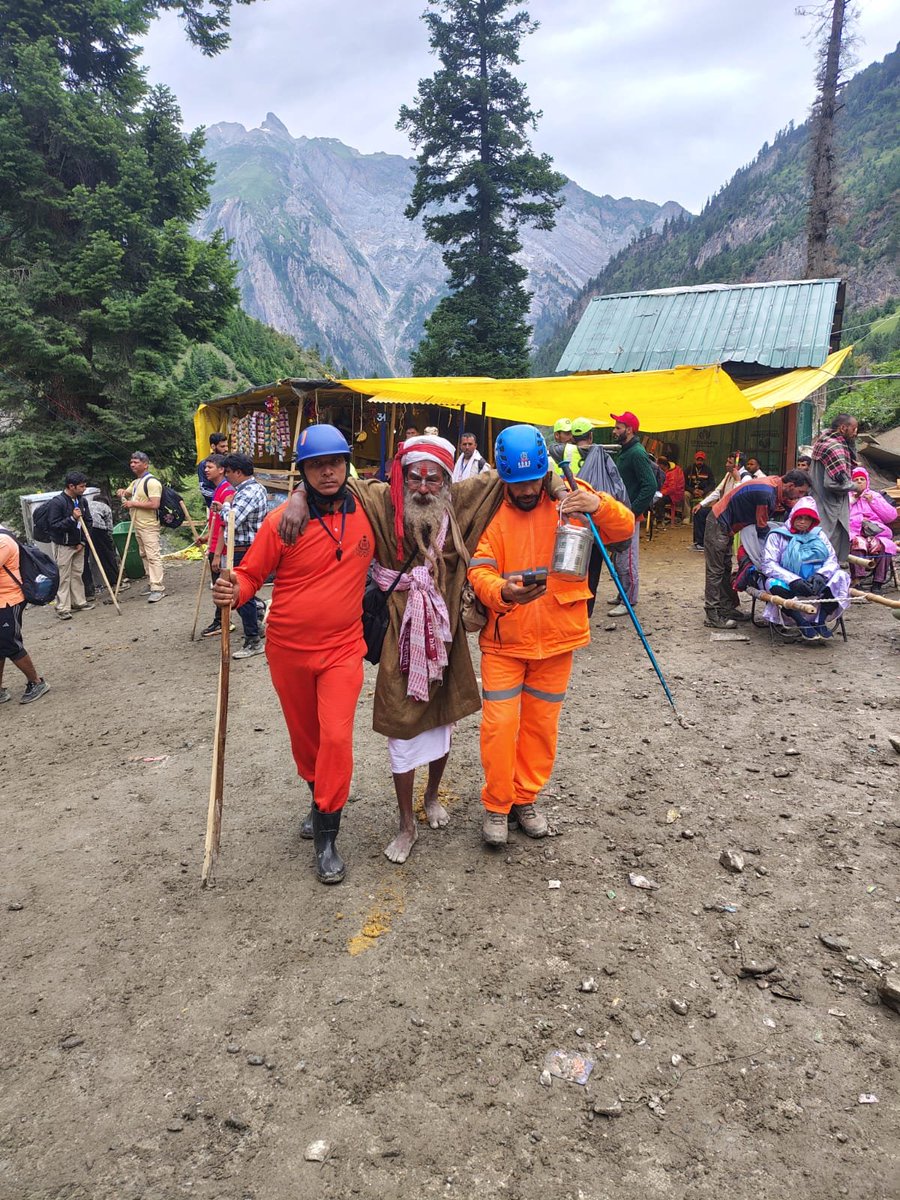 SSBSHQSRINAGAR's tweet photo. #SSB MRT, with #SDRF, swiftly rescued Laxmi Mukhiy (64), Ayodhya, at #Railpathri after he developed breathing distress. Following immediate pre-hospital treatment (PHT), he was safely evacuated to the State Medical Camp, Railpathri.
Answering Every Call. Protecting Every Life. https://t.co/DPiR7lYDFv
