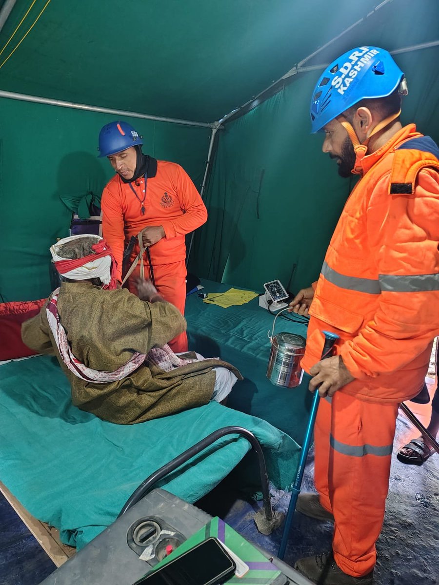 SSBSHQSRINAGAR's tweet photo. #SSB MRT, with #SDRF, swiftly rescued Laxmi Mukhiy (64), Ayodhya, at #Railpathri after he developed breathing distress. Following immediate pre-hospital treatment (PHT), he was safely evacuated to the State Medical Camp, Railpathri.
Answering Every Call. Protecting Every Life. https://t.co/DPiR7lYDFv