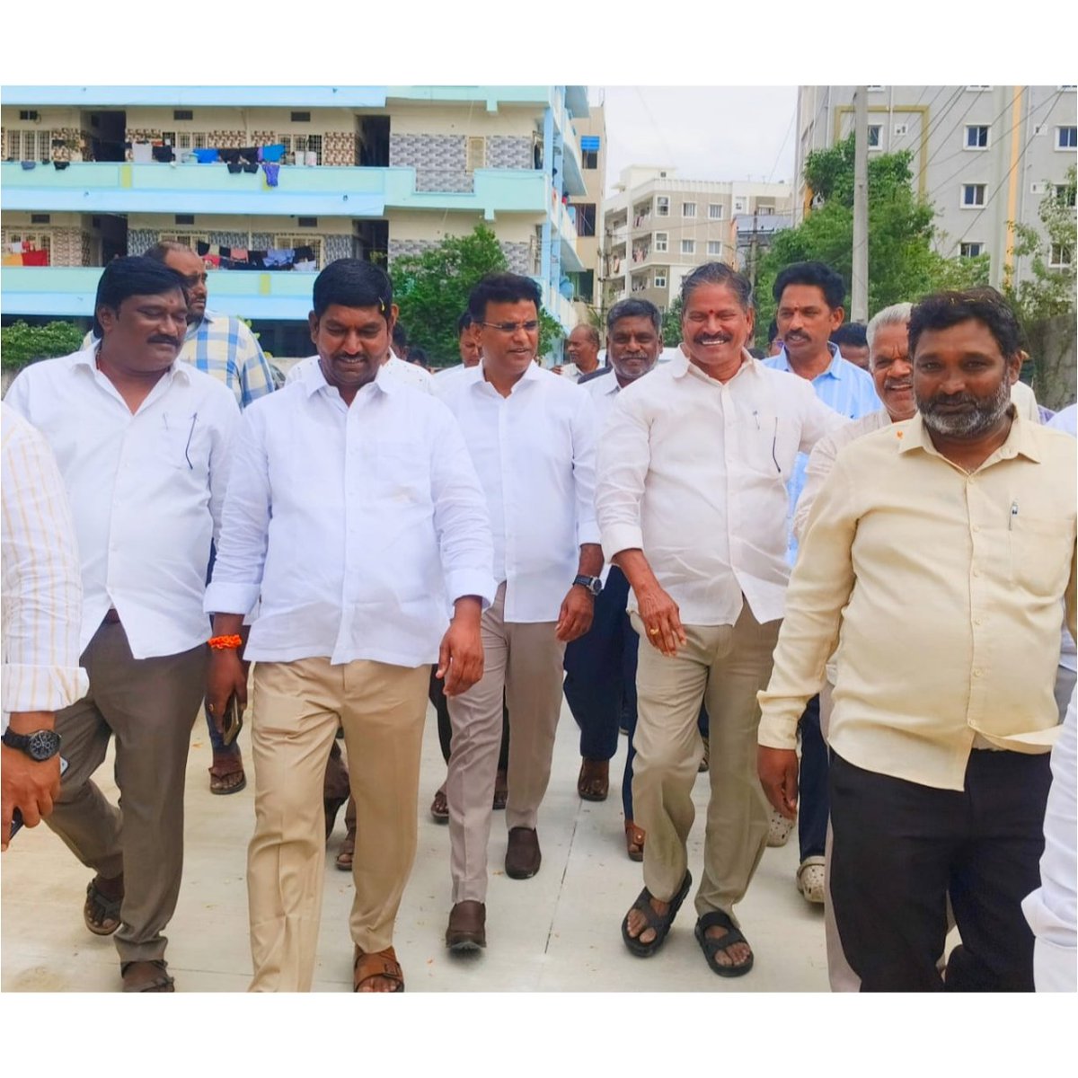 kp_vivekanand's tweet photo. *_మౌలిక వసతుల కల్పన ధ్యేయంగా  పనిచేస్తున్నాం  : బిఆర్ఎస్ ఎల్పి విప్, ఎమ్మెల్యే కేపీ. వివేకానంద్ గారు...._*

 ఈరోజు 293 - సూరారం డివిజన్ శ్రీరామ్ నగర్ కాలనీలో  బిఆర్ఎస్ ఎల్పి విప్, ఎమ్మెల్యే కేపీ.వివేకానంద్ గారు అధికారులతో కలిసి పాదయాత్ర నిర్వహించారు.

 ఈ సందర్భంగా వారు మాట్లాడుతూ... మౌలిక వసతుల కల్పనతోనే అభివృద్ధి సాధ్యమని, పెరుగుతున్న జనాభాకు అనుగుణంగా మౌలిక వసతుల కల్పనను అభివృద్ధి పరుస్తున్నామని, రానున్న రోజుల్లో కూడా భూగర్భ డ్రైనేజీ, సిసి రోడ్ల నిర్మాణాన్ని పూర్తి చేసి కాలనీ ని మరింత అభివృద్ధి చేస్తామన్నారు.

ఈ కార్యక్రమంలో జిహెచ్ఎంసి డీఈఈ అనురాగ్, వాటర్ వర్క్స్ డీజిఎం రవి నాయక్, మేనేజర్ రోహిణి, మాజీ కార్పొరేటర్ మంత్రి సత్యనారాయణ, డివిజన్ అధ్యక్షులు పుప్పాల భాస్కర్, సీనియర్ నాయకులు కొండకల్ల శ్రీనివాస్ రెడ్డి, కోల రవీందర్ ముదిరాజ్, సిద్ధిక్, కోల శ్రీకాంత్, హెచ్ఏఎల్ బషీరుద్దీన్, యోగ మల్లేష్, స్థానిక నాయకులు తదితరులు పాల్గొన్నారు.