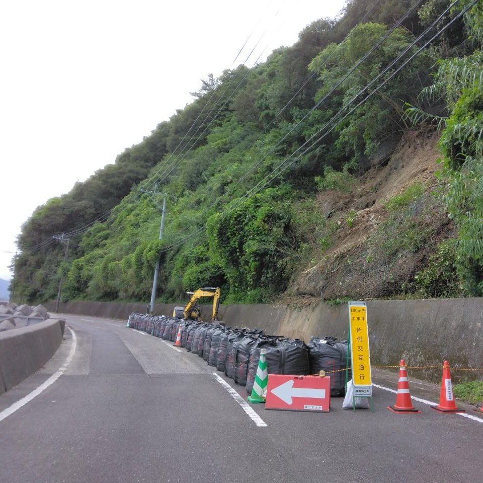 ohnyuisland's tweet photo. 昨夕から片側交互通行へ
#大入島 https://t.co/IqVNJwFNVX https://t.co/k5PLrHeaBm
