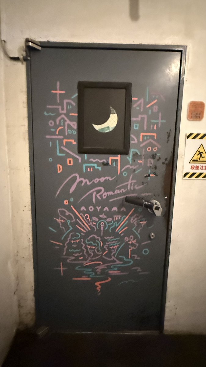 4xstarz's tweet photo. 平熱曲フィーチャーライブ「airattic: City on the Moon」
会場の雰囲気も良くてそこに溶け込むエアラのバラード曲がとても染みました☽
普段はヴォイヴォイ言ってるファンも落ち着い感じでこういう夜も良いなって思いました🙂 https://t.co/3ieiE1l7XO