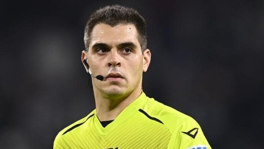 Rossonerosemper's tweet photo. Un minuto di silenzio per Simone Sozza che nonostante 8 vittorie su 10 e 4 rigori a favore dell'Inter in 10 partite è finito nella lista di arbitri "sgraditi" perché con lui han perso 2 derby.
Feriti i suoi sentimenti. https://t.co/V2y3XS8l4W