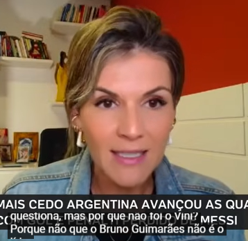 liberta___depre's tweet photo. Alicia Klein no Fim de Papo, do Canal UOL: 'Fifa tem interesse político e comercial para manter Messi na Copa'

"O Egito tem todo o direito de se sentir prejudicado e, para mim, há um favorecimento que eu não vou nem dizer que é à Argentina, mas ao Messi. Há um interesse claríssimo de manter o Messi na Copa. Ele poderia ter sido expulso pelo menos uma vez na fase de grupos e foram lances que nem sequer foram analisados no VAR. Para mim, há um interesse comercial e político nessa Copa, com um peso diferente do que a gente já viu em outras Copas, muito obviamente ressaltado pelo episódio do Balogun.

Há outro aspecto que precisamos olhar e eu espero que a Fifa explique, que é a ativação do protocolo antirracismo, que aparentemente não aconteceu. O técnico do Egito faz aquele sinal com o braço, toma o cartão amarelo e nada acontece. A partida não é paralisada. Vamos precisar entender por que a arbitragem não parou o jogo e não seguiu o protocolo como está previsto no regulamento."

Via: @UOLEsporte 

📷Uol / 📷Divulgação