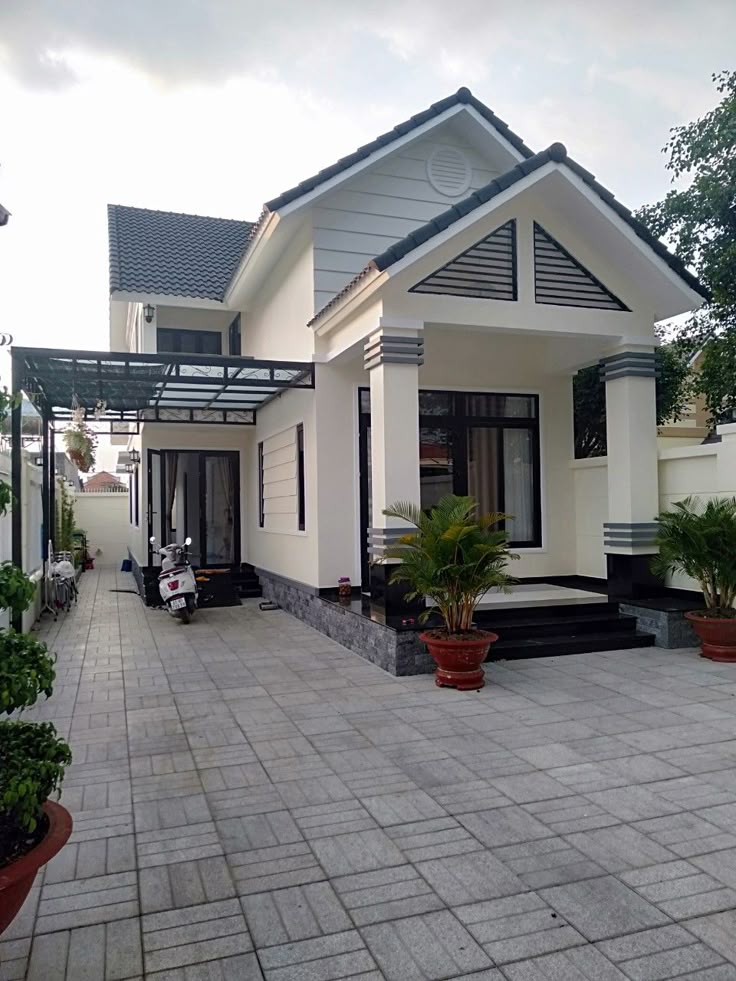 Abangnasipadang's tweet photo. 👵: Mertua 🧑: Suami 👩: Aku
👵: Nih, tabungan Ibu. Kamu bawa, pakai buat DP rumah kalian sendiri. 
🧑: Lho, Bu? Ini kan uang hasil Ibu jualan kue bertahun-tahun. Gak usah, kami bisa nabung sendiri kok. 
👵: Bukan buat kamu. Ini Ibu kasih buat istri kamu. Ibu gak mau menantu Ibu stress karena kelamaan tinggal numpang di sini. 
👩: Tapi Bu... kami sama sekali gak merasa terganggu tinggal di sini. Ibu baik banget sama saya... 
👵: Ibu tahu kamu anak baik, gak pernah mengeluh.

Tapi Ibu juga pernah muda, pernah jadi menantu. Ibu tahu rasanya pengen bebas atur dapur sendiri, pengen pakai baju daster santai tanpa rasa sungkan. 

👵: Ibu sayang sama kalian. Justru karena Ibu sayang, Ibu gak mau kebersamaan kita yang terlalu dekat malah bikin ada gesekan terus jadi benci. Ibu mau hubungan kita awet sampai tua.

Malam itu kami menangis bertiga. Di saat banyak mertua yang egois gak mau lepas dari anaknya, mertua saya justru mengalah demi kenyamanan mental menantunya.

Mertua idaman banget kan? Di sini ada yang mertuanya modelan suportif kayak gini juga gak? Coba pamerin di komen!

cc : elvanara_ii