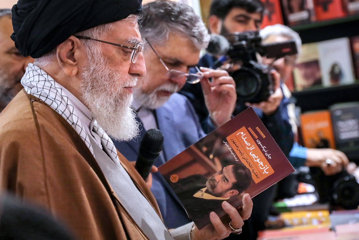 binfares313's tweet photo. #الخامنئي
صدام كان يريد يحتل ايران ب ثلاثة أيام، وينه حتى يشوف اليوم الولي الإمام الخامنئي إحتل العراق و قلوب العراقيين الشرفاء في لحظات و دقائق🇮🇷♥️🇮🇶
عنوان الكتاب: إعترافات صدام و التحقيق معه.
أعطوني عنوان للصورة👇 https://t.co/pMGk3OB8Ep