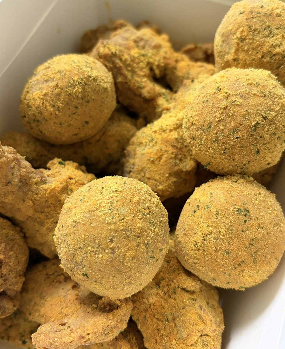 teo981112's tweet photo. 뿌링치즈볼 첨 먹어봤는데 이거 왤케 맛있음
그동안내가뿌링클을시키면서뿌링치즈볼을추가하지않는악행을저질럿다고? https://t.co/0l8VRVpuri