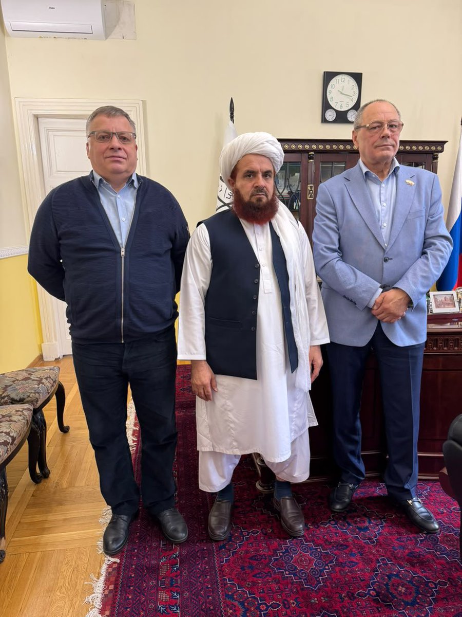 AfghanEmbRussia's tweet photo. په مسکو کې د ا.ا.ا سفیر ښاغلي مولوي ګل حسن حسن د روسیې د سوداګرۍ او صنایعو خونې له استازو او د استراخان د «شمال–سویل» نړیوال ترانسپورتي دهلېز د فورم له مسؤلینو سره جلا جلا لیدنې وکړې.

په دغو لیدنو کې د افغانستان او روسیې ترمنځ د سوداګریزو، اقتصادي او ترانسپورتي همکاریو د پراختیا، د دواړو هېوادونو د سوداګرو ترمنځ د مستقیمو اړیکو، او د کرنې، انرژۍ، صنعت، ترانسپورټ او لوژستیک په برخو کې د ګډو همکاریو پر پراختیا خبرې وشوې.

همدارنګه، روسي لوري د افغانستان چارواکو او سوداګرو ته د استراخان د «شمال–سویل» نړیوال فورم کې د ګډون بلنه ورکړه او دواړو لورو په سیمه‌ییزو ترانسپورتي دهلېزونو کې د افغانستان د فعال ګډون او د اقتصادي همکاریو د لا پراختیا پر اهمیت ټینګار وکړ.