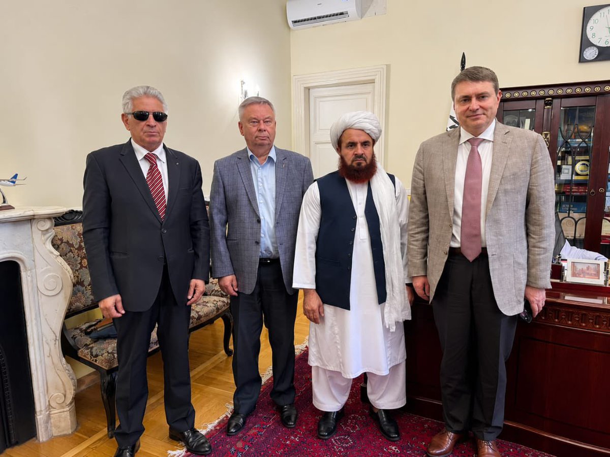 AfghanEmbRussia's tweet photo. په مسکو کې د ا.ا.ا سفیر ښاغلي مولوي ګل حسن حسن د روسیې د سوداګرۍ او صنایعو خونې له استازو او د استراخان د «شمال–سویل» نړیوال ترانسپورتي دهلېز د فورم له مسؤلینو سره جلا جلا لیدنې وکړې.

په دغو لیدنو کې د افغانستان او روسیې ترمنځ د سوداګریزو، اقتصادي او ترانسپورتي همکاریو د پراختیا، د دواړو هېوادونو د سوداګرو ترمنځ د مستقیمو اړیکو، او د کرنې، انرژۍ، صنعت، ترانسپورټ او لوژستیک په برخو کې د ګډو همکاریو پر پراختیا خبرې وشوې.

همدارنګه، روسي لوري د افغانستان چارواکو او سوداګرو ته د استراخان د «شمال–سویل» نړیوال فورم کې د ګډون بلنه ورکړه او دواړو لورو په سیمه‌ییزو ترانسپورتي دهلېزونو کې د افغانستان د فعال ګډون او د اقتصادي همکاریو د لا پراختیا پر اهمیت ټینګار وکړ.