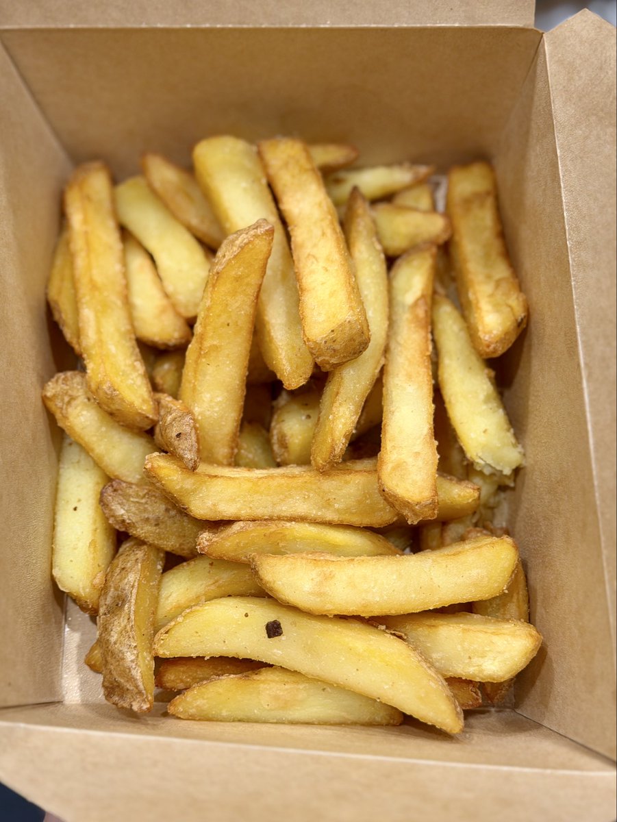 CzechPlease's tweet photo. Burger Empire Smash Classic via Wolt for 269 Kč. Cheddar, pickles, red onions. I liked the simplicity and the single 115g patty was enough. It was ok but not exceptional, including the ground beef. Didn’t like that they fully colonized it with  “Signature” sauce. Fries just ok https://t.co/YotC9UHxka