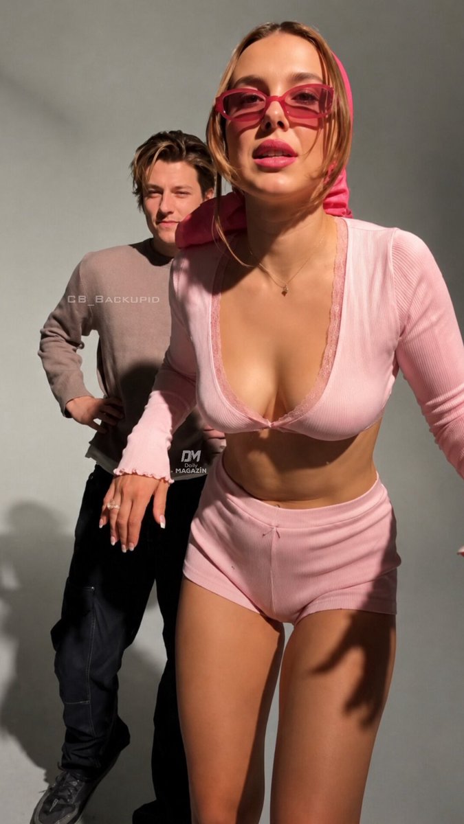 daily_magazin's tweet photo. Pembeler içinde Millie Bobby Brown, çekimden yeni fotoğraflarını paylaştı. https://t.co/f7FdV0fTiJ