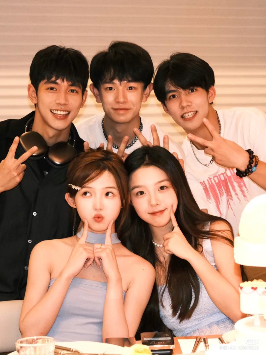 girlseayou's tweet photo. 2026 formasinya masih sama, dari 2023 mereka selalu ngumpul di ulang tahunnya luoluo (- tahun 2025 sama ah fan) 
#twinklelove3 #twinkleloves3 https://t.co/iK5c6152Py