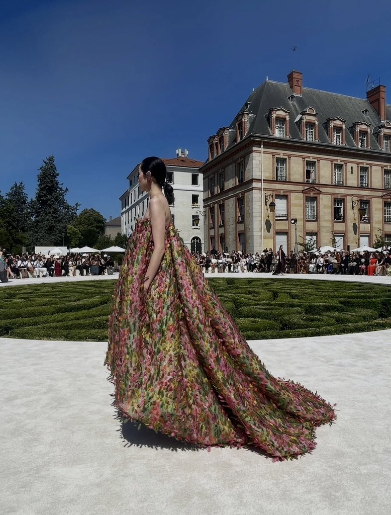 softtglamour's tweet photo. Balenciaga Fall 2026 Couture https://t.co/64SzYt9mFf