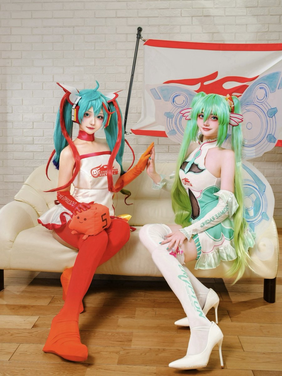 api_cosplay's tweet photo. cosplay /レーシングミク
 #0613歴代レーシングミク全員集合
🌟

                     𝟐𝟎𝟏𝟔······▸𝟐𝟎𝟏𝟕
 
𝟏𝟔 Api @api_cosplay 
𝟏𝟕 鈴々香 天音 @ASTRAY_Rin 
📸 @CameraIchi https://t.co/ktfTxUjEGO