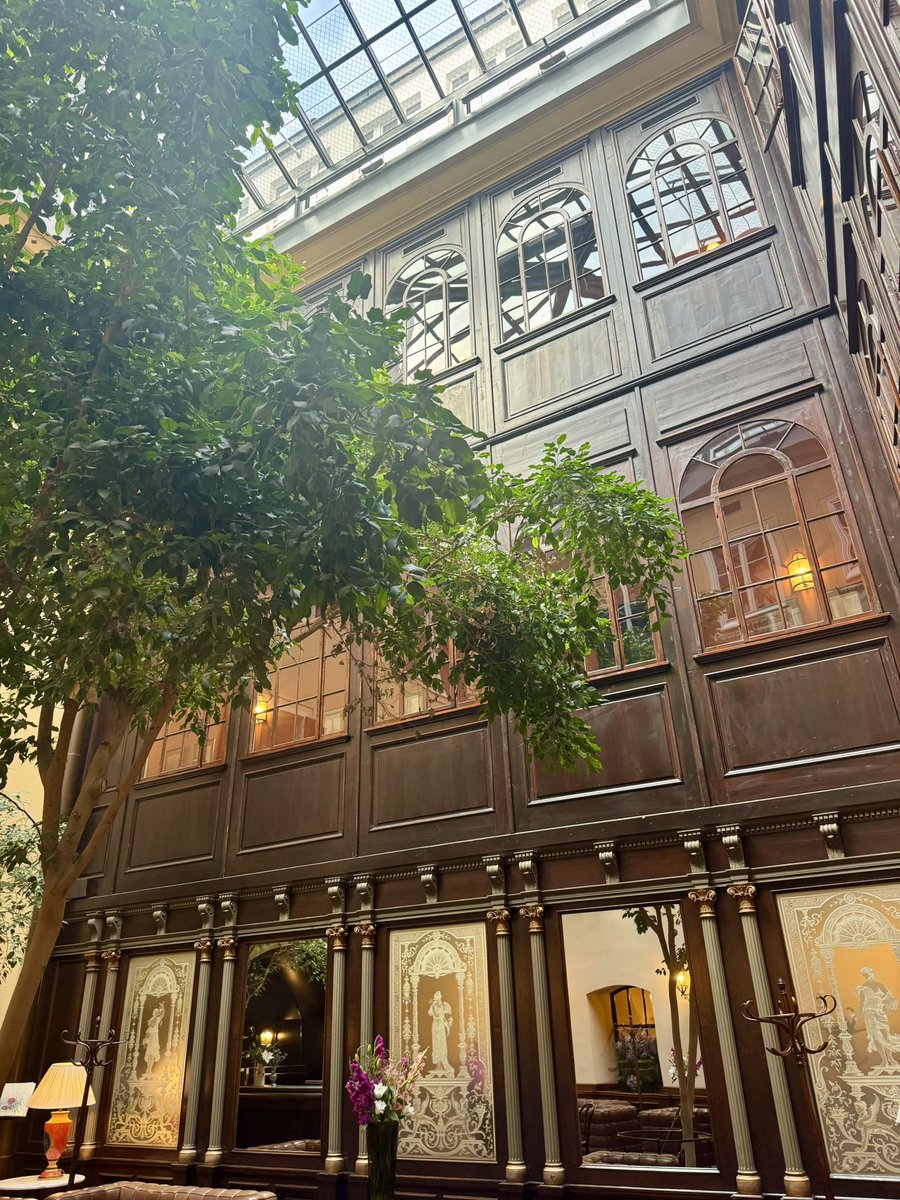 omochiand's tweet photo. ウィーンでのお宿はHotel König von Ungarnでした。部屋のドアの鍵が固くてコツを掴むまで苦労したこと以外は快適です。立地も良いしスタッフの方も親切🥰タオルとか水とかが必要最低限しか用意されてないのでもう少し潤沢にしてくれれば言うことなかったです。 #おもちく旅 🇦🇹🇵🇱🇨🇿🇩🇪 https://t.co/RxqFcmzV6q