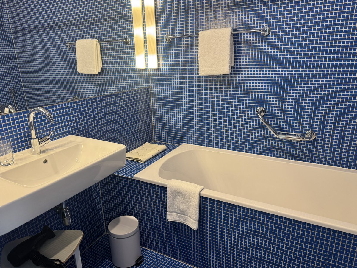 omochiand's tweet photo. ウィーンでのお宿はHotel König von Ungarnでした。部屋のドアの鍵が固くてコツを掴むまで苦労したこと以外は快適です。立地も良いしスタッフの方も親切🥰タオルとか水とかが必要最低限しか用意されてないのでもう少し潤沢にしてくれれば言うことなかったです。 #おもちく旅 🇦🇹🇵🇱🇨🇿🇩🇪 https://t.co/RxqFcmzV6q