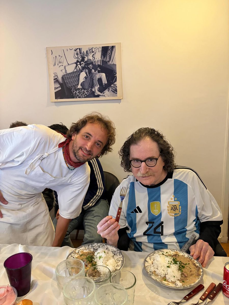 mdzol's tweet photo. Con la camiseta de Enzo Fernández, así vivió Charly García el partido de la Selección. https://t.co/h08PLHZrk5