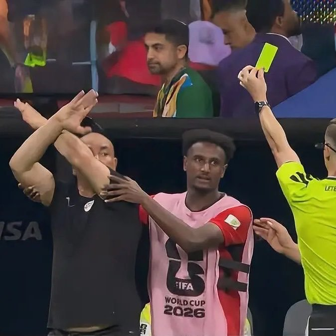 bpthaber's tweet photo. Mısır, Arjantin maçının hakemini FIFA’ya şikayet etti.

— Hakem François Letexier ve ekibinin araştırılmasını talep ediyorlar.
— Çok sayıda kritik kararın kendilerine karşı verildiğini iddia ediyorlar.
— İtiraz edilen pozisyonlar arasında bir adet gol, reddedilen bir penaltı ve “çifte standart” olarak nitelendirilen birkaç pozisyon bulunuyor.
— Mısır, hakemin turnuvanın geri kalanından men edilmesini talep ediyor.
