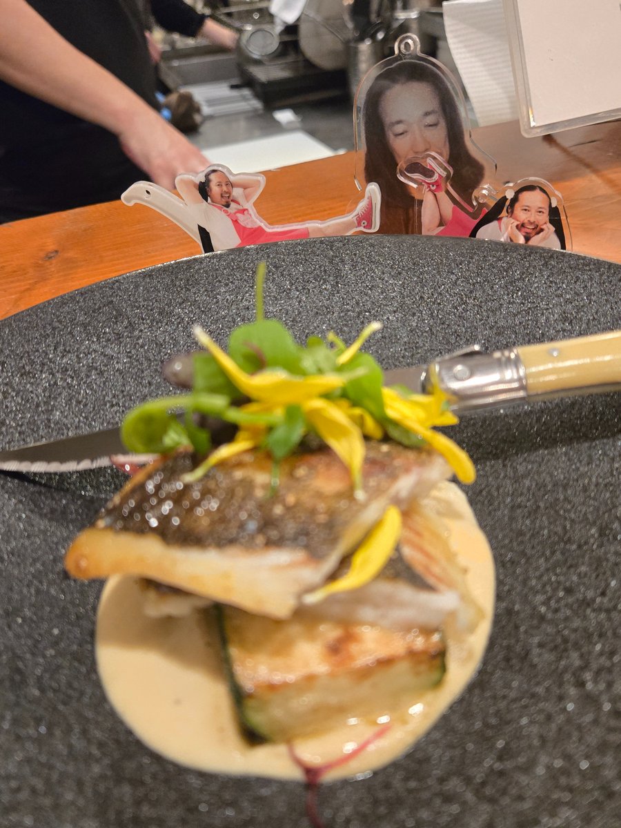 tnk611's tweet photo. 水曜日だけど贅沢してます～✨
釣りたてのイサキを🐟
やっぱり近所呑みは落ち着くね😁

#おでかけロンちゃん https://t.co/SQw1guOmG1