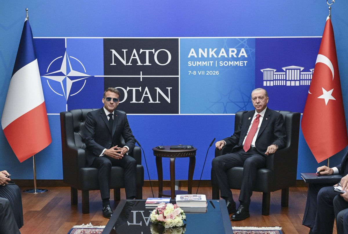 darkwebhaber's tweet photo. Cumhurbaşkanı Erdoğan, Macron ile bir araya geldi.

Macron, gözlüğünü hala çıkarmadı. https://t.co/PJZ5lWpYYF