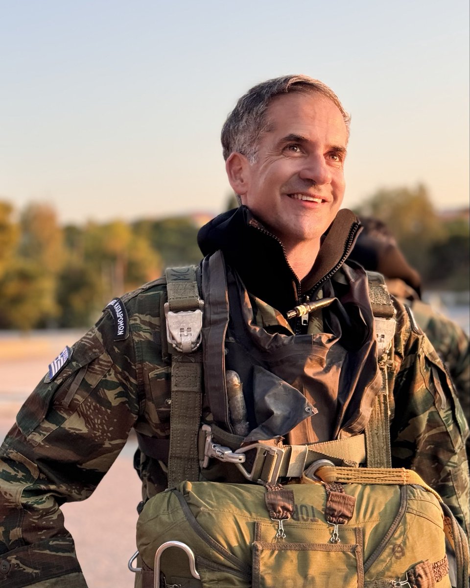 KBakoyannis's tweet photo. Η εφεδρεία αποτελεί τον συνδετικό κρίκο ανάμεσα στις Ένοπλες Δυνάμεις και την ελληνική κοινωνία. Αφορά όχι μόνο την άμυνα αλλά και τη συμμετοχή των πολιτών στην εθνική προσπάθεια.

Ως έφεδρος αλεξιπτωτιστής καταδρομέας συμμετείχα και εγώ στην επανεκπαίδευση και πραγματοποίησα ακόμη δύο άλματα.

Θερμά συγχαρητήρια στα αξιοθαύμαστα στελέχη των Ειδικών Δυνάμεων. Ξεχωρίζουν για το ήθος, την αντοχή, την πειθαρχία και την αφοσίωσή τους στην αποστολή. Αποτελούν παράδειγμα για όλους μας.

Τιμή η κλήση. Καθήκον η ανταπόκριση.