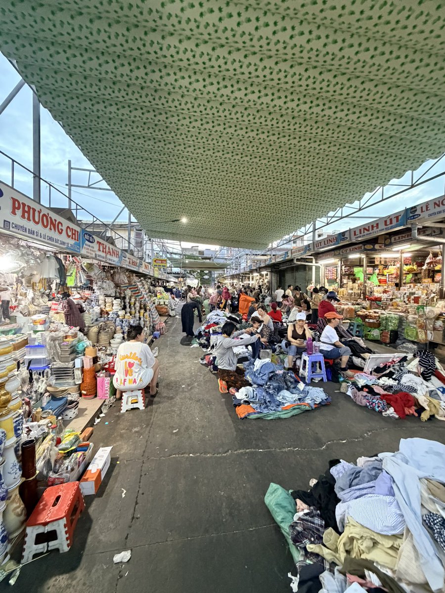 Vanally43334's tweet photo. ダナンに来ると、多くの人がハン市場へ行きますが、実はコン市場もとてもおすすめです！✨

コン市場には食べ物や洋服、お土産など、さまざまな商品がそろっていて、値段もハン市場より安いものがたくさんあります。🛍️

ダナンに来たら、ぜひコン市場にも行ってみてください！🇻🇳❤️

#ダナン #コン市場 #ベトナム旅行 #ローカル市場 #ダナングルメ