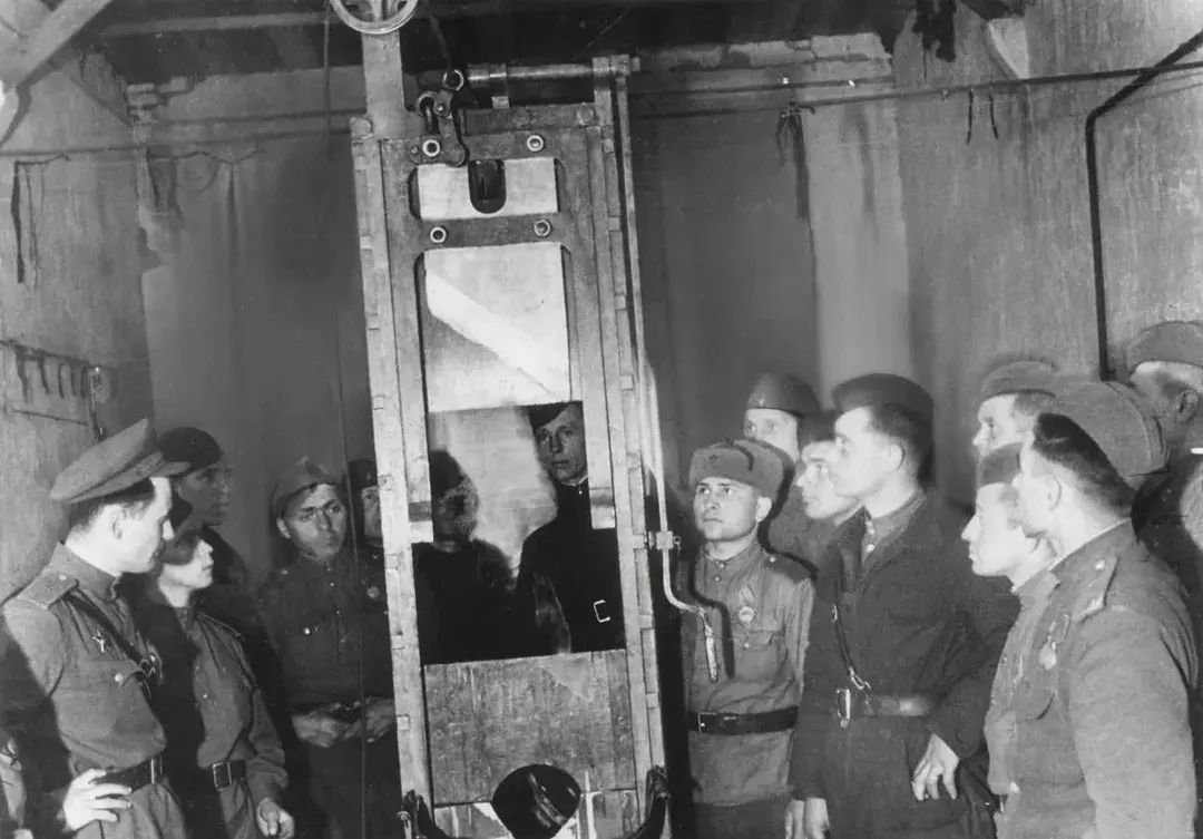 Soviet soldiers examine the guillotine in Berlin-Plötzensee Prison, May ...