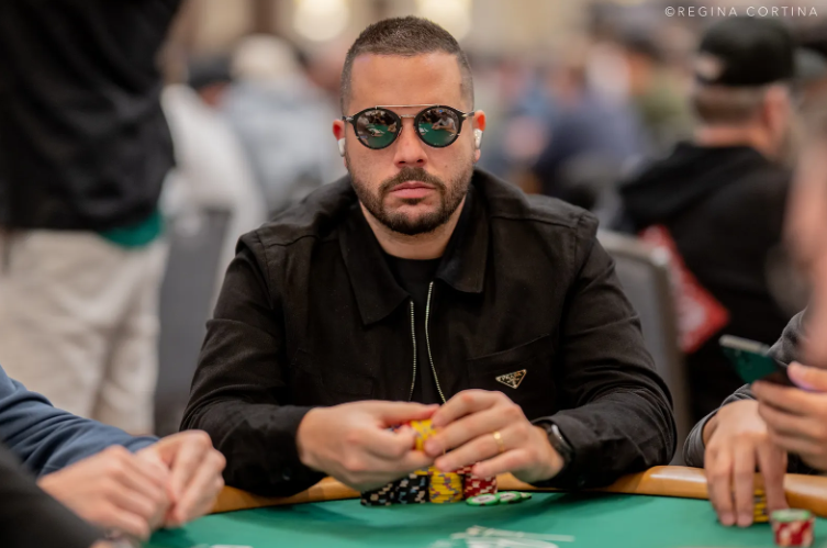 PokerRed_LAT's tweet photo. #MainEvent2026 

Unos 5⃣7⃣ latinos sobrevivieron el Día 2D liderados por @FaridJattin 🇨🇴 quien quedó 6° en el conteo de fichas. El torneo tuvo 9.208 jugadores y fue el 4° más grande de la historia. 

Resumen Día 2D 👇
https://t.co/yghEfY254k https://t.co/TuAswfiIfr