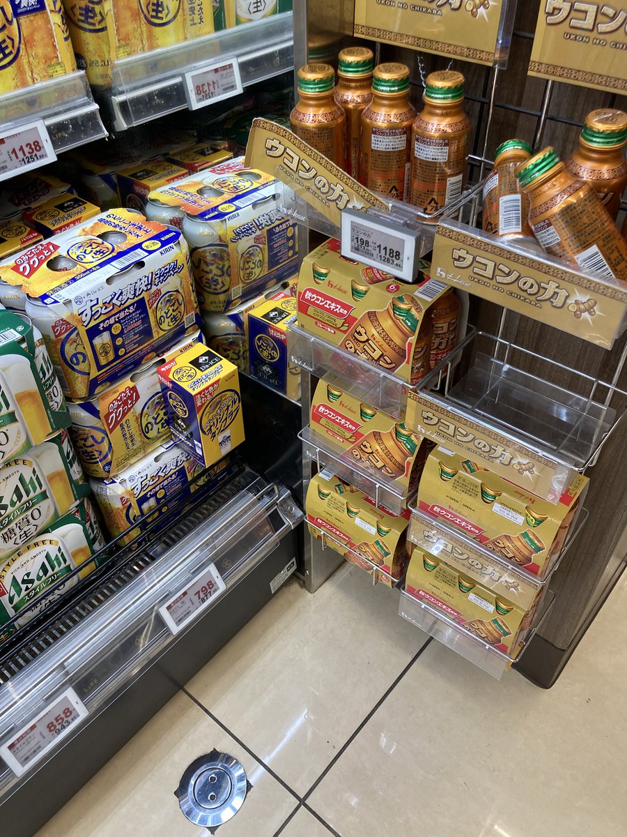 Asai_X's tweet photo. 商売仲間への贈物にビールでもと、普段買わない酒売り場をうろついていたら、酒売り場のすぐそばに「鬱金の力」が置いてあって、「あ、コイツら、酒飲みの肝臓の寿命を金に換えている自覚はあるんだな、と、半眼で思った https://t.co/6XvpMYcBC3